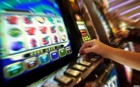 Người dùng cầm điện thoại chơi Bingo trực tuyến tại pocker với tấm thẻ số đầy màu sắc